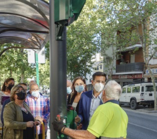 ©Ayto.Granada:  EL AYUNTAMIENTO CULMINA EL PLAN DE MEJORA DE TODOS LOS SEMFOROS DE LA CIUDAD CON LUCES LED Y AUMENTA LA VISIBILIDAD DE LOS MISMOS PARA QUE EL PEATN SEA LA PRIORIDAD    